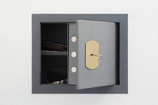 wand open safe box op witte achtergrond met Kopieer ruimte voor uw tekst - Foto, afbeelding