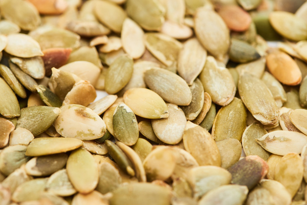 close up view of tasty roasted pumpkin seeds - Foto, afbeelding