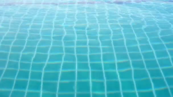 反射するスイミングプール青い水の太陽の波紋表面 - 映像、動画