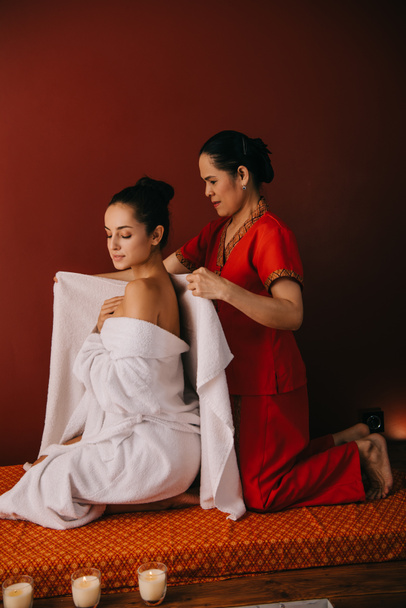 asiatische Frau Verpackung mit Handtuch attraktive Frau in Wellness-Salon  - Foto, Bild