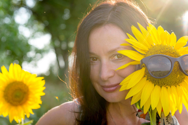 Woman and sunflower. Ukraine. July 21, 2019 - Foto, Imagem