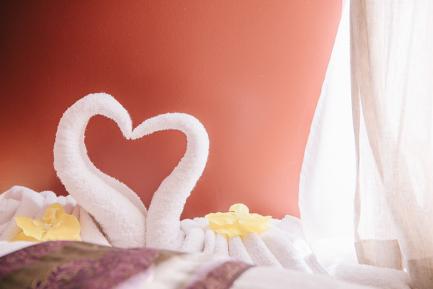 foyer sélectif de serviette de cygne blanc dans le salon de spa
  - Photo, image
