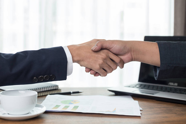 Business handshake. Dwa biznesmen drżenie rąk w biurze - Zdjęcie, obraz