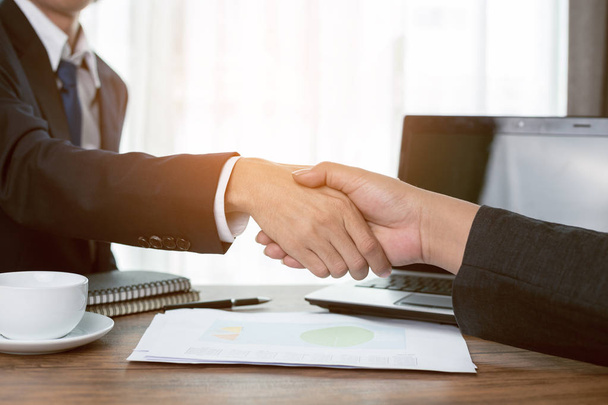 Business handshake. Dwa biznesmen drżenie rąk w biurze - Zdjęcie, obraz