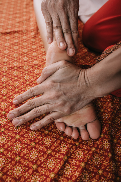 vue recadrée du masseur faisant massage des pieds à la femme dans le salon de spa
  - Photo, image