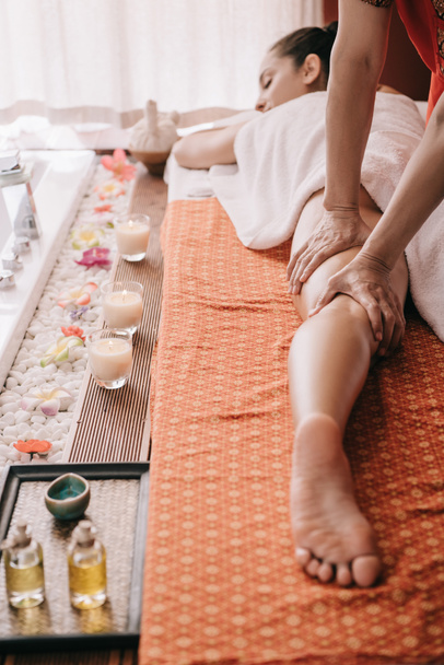 vista recortada de masajista haciendo masaje de pies a mujer en salón de spa
  - Foto, Imagen