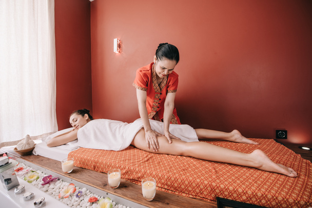 azjatycki masażysta robi masaż stóp do kobiety w salonie Spa  - Zdjęcie, obraz