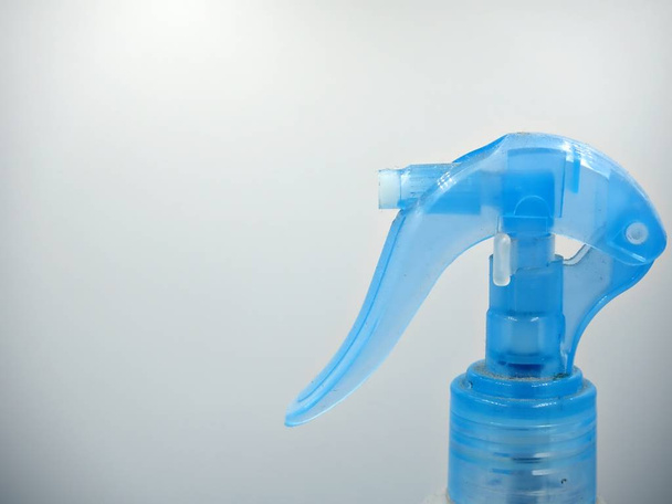 Foco tiro no fundo branco frasco de spray azul
 - Foto, Imagem