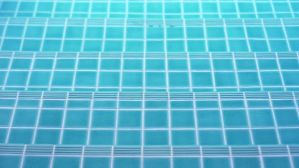 Gekräuselte Oberfläche des Swimmingpools blaues Wasser Sonne reflektiert - Filmmaterial, Video