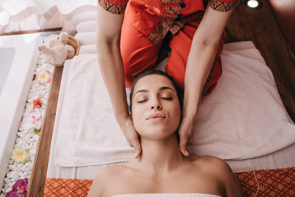recortado vista de masajista haciendo masaje de cuello a mujer en salón de spa
  - Foto, Imagen