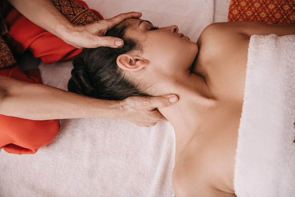 przycięte widok masażysta robi masaż szyi do kobiety w salonie Spa  - Zdjęcie, obraz