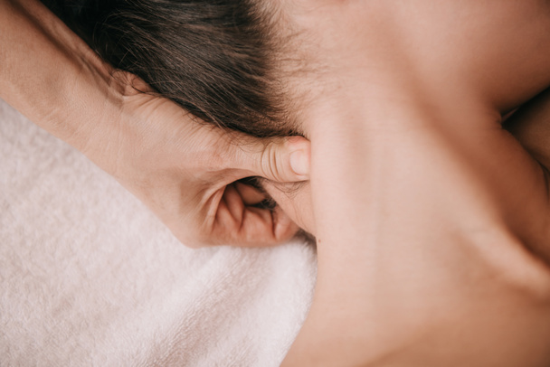 обрізаний вид масажу шиї жінці в спа-салоні
  - Фото, зображення