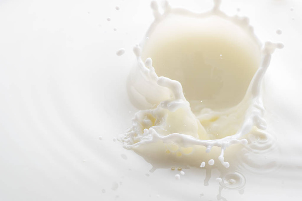 éclaboussure de chutes de lait blanc sur fond blanc
 - Photo, image