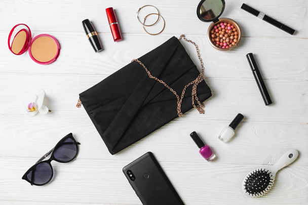 Высокие каблуки, сумка, мобильный телефон, солнцезащитные очки и косметика - женские модные аксессуары, плоский узор
 - Фото, изображение