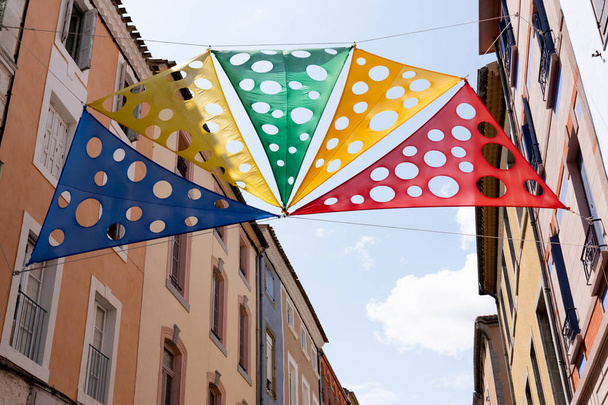decoración de velo de colores en el centro de la ciudad de Carcasona en el departamento de Aude en Francia
 - Foto, imagen