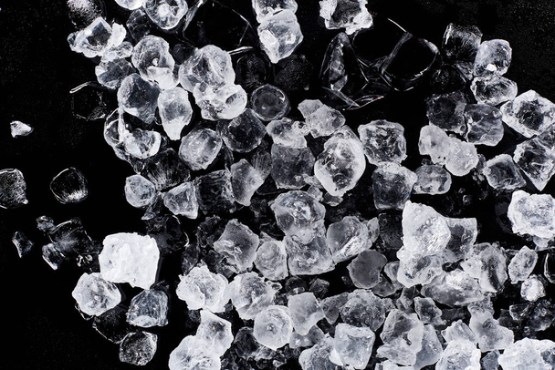a fekete színű, izolált jégkockák felülnézete - Fotó, kép