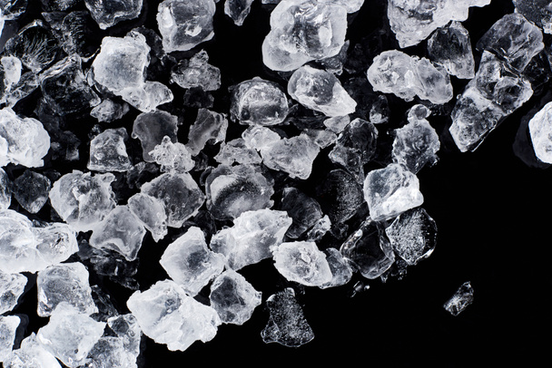 bovenaanzicht van Frosted ijsblokjes geïsoleerd op zwart - Foto, afbeelding