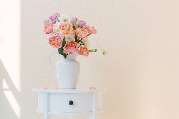 hermosas rosas en jarra blanca de cerámica
  - Foto, Imagen
