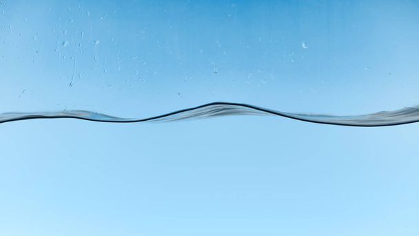 Vlnitá voda na modrém pozadí s droplety - Fotografie, Obrázek