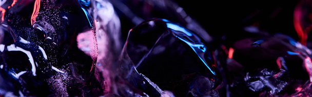 Panoramaaufnahme transparenter Eiswürfel mit lila, farbenfroher Beleuchtung isoliert auf schwarz - Foto, Bild
