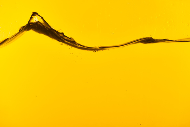 agua profunda transparente ondulada sobre fondo amarillo
 - Foto, Imagen