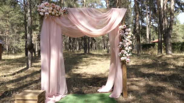 Arc de mariage dans la forêt
 - Séquence, vidéo