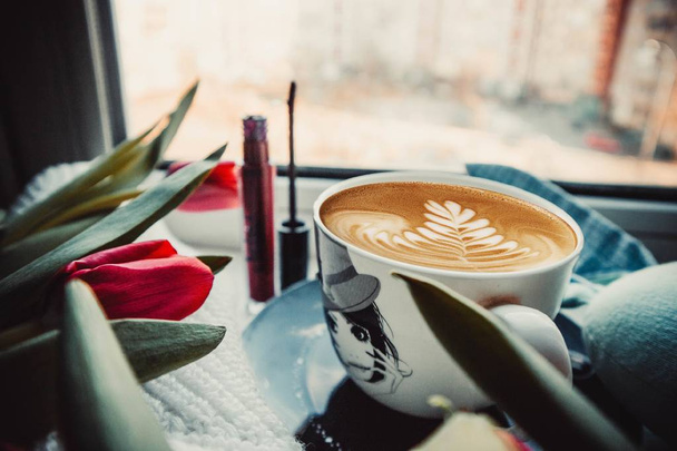 Xícara de café, brinquedo e flores em um fundo de madeira - Foto, Imagem