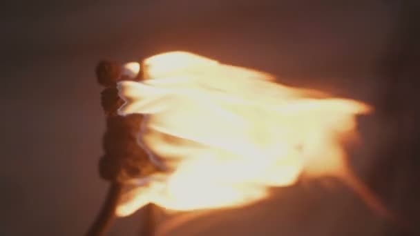 灯油でトーチに火を付ける。スローモーション - 映像、動画