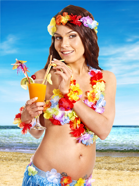 Mulher de traje hawaii beber suco
. - Foto, Imagem