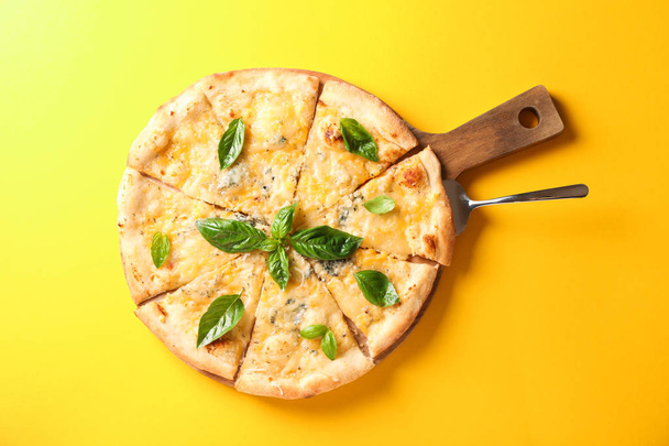 黄色の背景にチーズピザ、コピースペース - 写真・画像