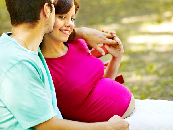 Mulher grávida com homem ao ar livre
. - Foto, Imagem