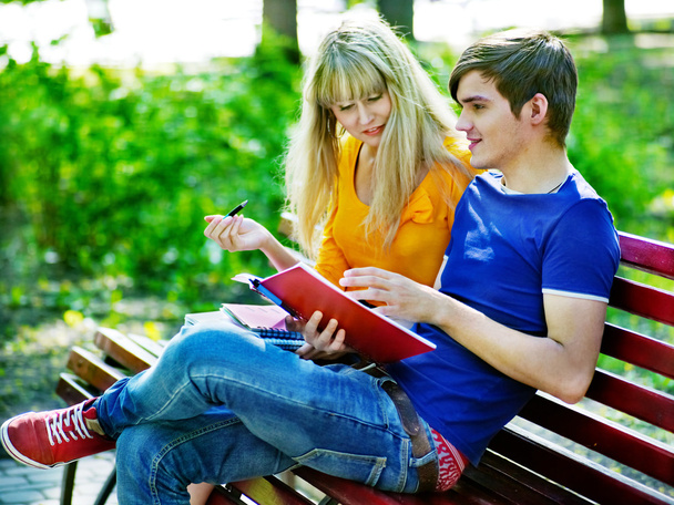 Estudiante de grupo con cuaderno al aire libre
. - Foto, imagen