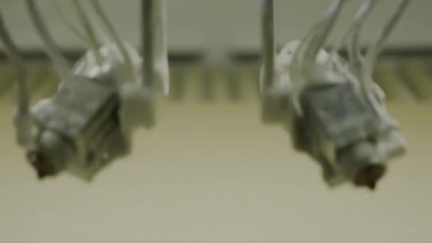 Close-up van geautomatiseerde verf sproeiers. Actie. Industriële robot sproeiers bewegen automatisch tijdens het schilderen. Geautomatiseerde industriële sproeiers in Enterprise - Video