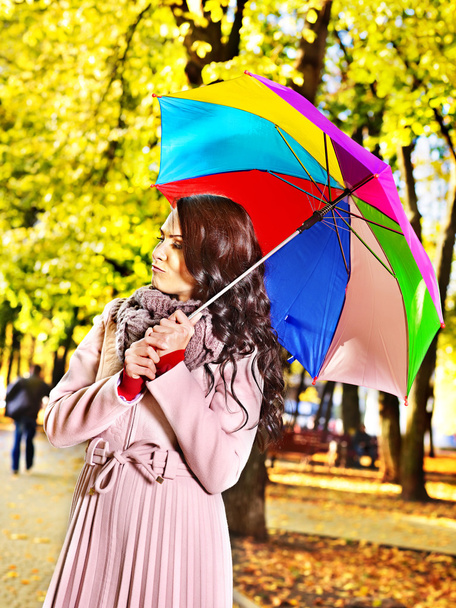 žena nosí podzimní kabát venkovní. - Fotografie, Obrázek