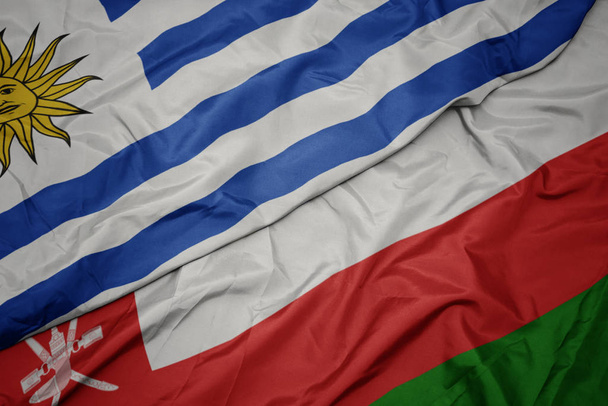 размахивая красочным флагом уругвая
. - Фото, изображение