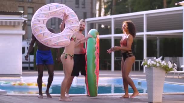 Amici multinazionali allegri che ballano vicino alla piscina
 - Filmati, video