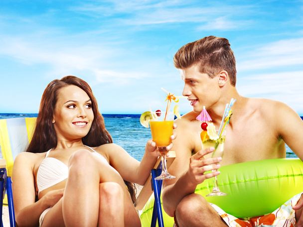 Couple with cocktail at beach. - Foto, Imagem