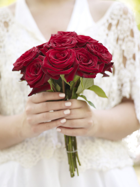Bride with rose bouquet - Фото, зображення