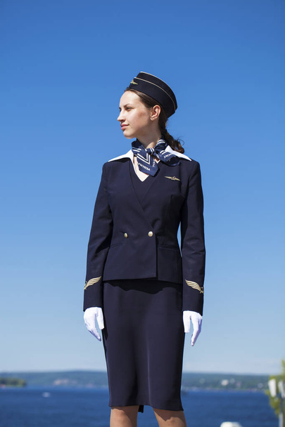 Όμορφη αεροσυνοδός ντυμένος σε επίσημη μπλε στολή  - Φωτογραφία, εικόνα
