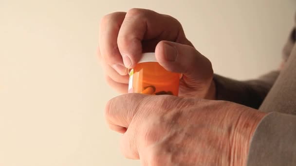 Senior with a disability cannot open his prescription medicine - Video, Çekim