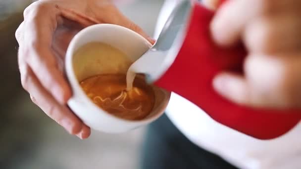 Latte Art Design przez Barista przy użyciu mleka i kawy z bliska.  - Materiał filmowy, wideo