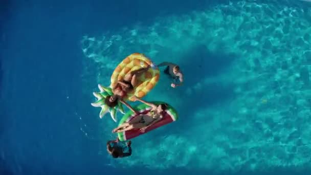 Drohnen-Blick auf Jugendliche in der Freizeit im Schwimmbad - Filmmaterial, Video