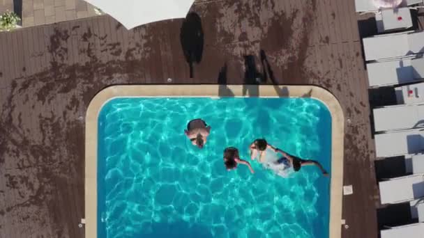Κορυφαία θέα των διαφορετικών νέων που πηδούν στην πισίνα - Πλάνα, βίντεο