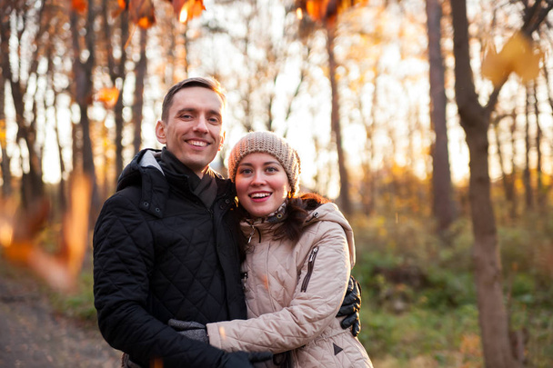 Portrait of   woman and   man on   walk in   autumn forest - Foto, immagini