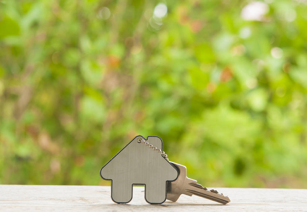  Clé de la maison sur un porte-clés en forme de maison. Concept immobilier
 - Photo, image