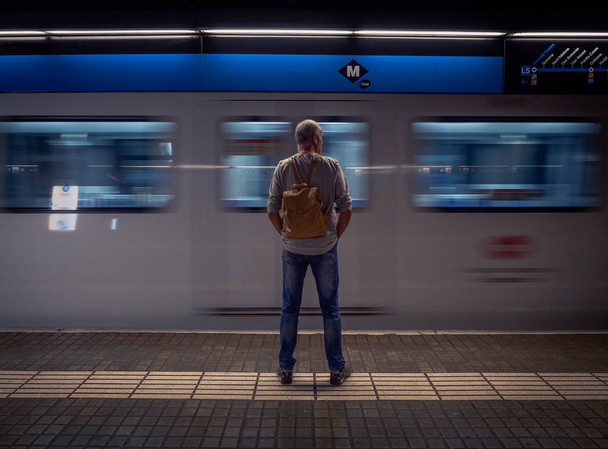 Un homme attend devant le passage du métro à Barcelone, Catalogne, Espagne
 - Photo, image