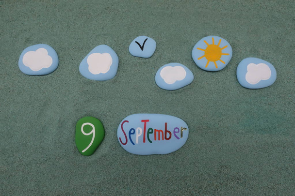 9. September, Kalenderdatum bestehend aus roten Buchstaben und Zahlen aus Stein über grünem Sand - Foto, Bild