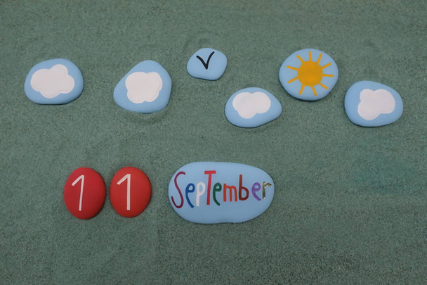 11. září, kalendářní datum složené z červených kamenných písmen a číslic nad zeleným pískem - Fotografie, Obrázek