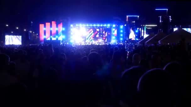 Yaz aylarında akşam sahne önünde bir açık hava konserinde insanların büyük bir kalabalık - Video, Çekim