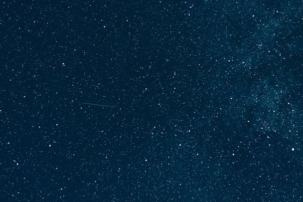 Ночное небо, покрытое многими звездами
. - Фото, изображение